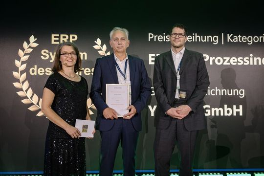 Gebhard Schwan, COO bei Yaveon (Mitte) und Winfried Stahl, Head of Sales bei Yaveon, (rechts) auf der Award-Verleihung. (Bild:  KreativMedia / Marten Ronneburg)