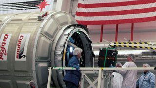 Das Ladegut mit befestigten MSR165-Datenloggern wird in den Raumtransporter «Cygnus» verladen. (Bild: Orbital Sciences Corporation)
