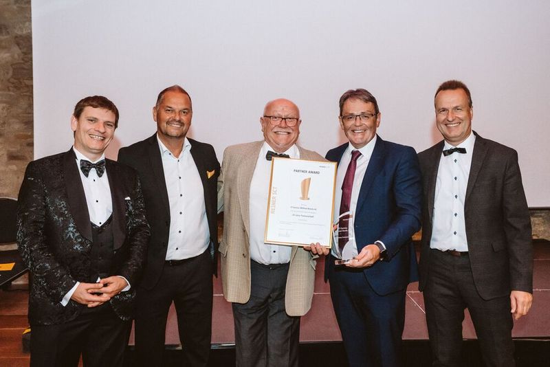 Danke für 20 Jahre Partnerschaft mit Wilfried Beeck (IT-Service W. Beeck) (Bild: REINER SCT)