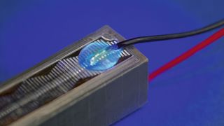 Fluoreszenzprüfung einer mit Vitralit UD 8052 F geschützten Litze auf einem Piezoaktor. (Panacol)