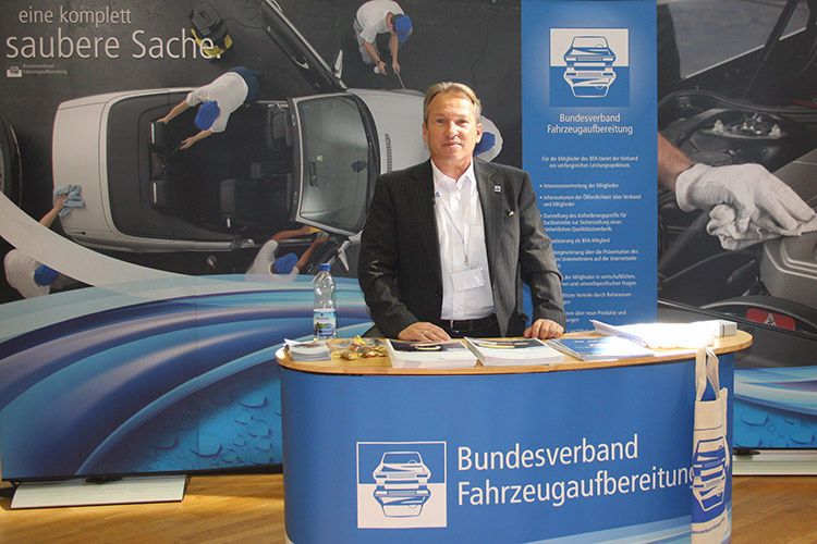 BFA-Präsident Markus Herrmann bewertete als Jury-Mitglied die Ergebnisse der Poliermeisterschaft. (BFA)