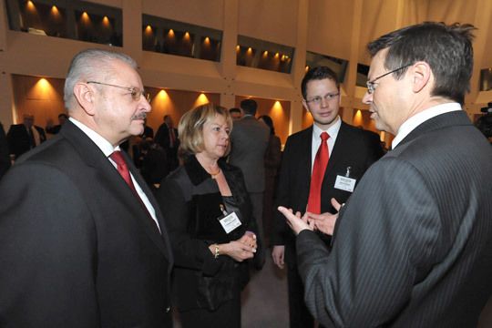 Hier lauscht die Familie Karpinski: Wie geht es weiter mit Audi? Wie sehen die Vorstellungen des neuen Audi-Vertriebsleiters Michael-Julius Renz aus? Oder war es doch nur die Frage: Wo landet Autoschmitt beim Vertriebs Award 2009? (Archiv: Vogel Business Media)