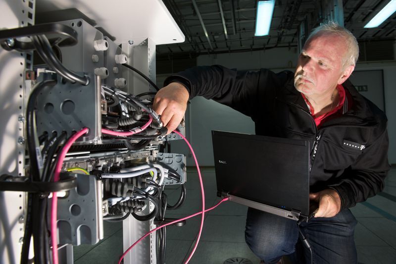 Telekom-Techniker im Schaltraum einer LTE-Basisanlage, Bild: Telekom (Archiv: Vogel Business Media)