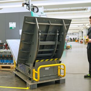 Mit dem Werkzeugwendetisch RUD Tecdos TM braucht Arburg nicht mehr rund 45 Minuten für das Werkzeugwenden, sondern im Idealfall nur noch 45 Sekunden! Die Arbeit mit einem Kran ist passé.(Bild:  RUD / Jensen)