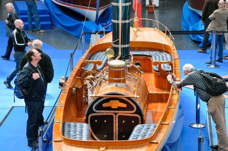 Auch das gibt es in Friedrichshafen zu bestaunen: historische Boote und Schiffe wie z. B. dieses mit Dampf betriebene Exemplar. (Foto: Klassikwelt Bodensee)