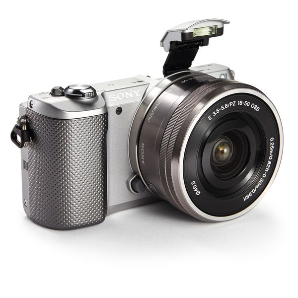 Die Systemkamera Sony ILCE-5000LS (A5000) ist eine Kombination aus Kompakt- und DSLR-Kamera – mit SEL-P1650-Zoom-Objektiv. Kostenpunkt: 399 Euro (Bild: Tchibo)