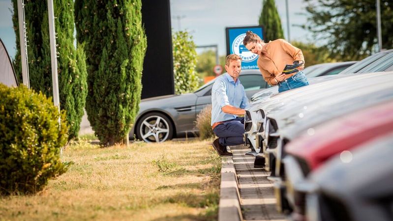 Seit August gelten im Gebrauchtwagenverkauf neue Regelungen, auf die die Kfz-Betriebe Kunden mit geänderten AGB informieren müssen. Neue Muster-AGB des ZDK liegen inzwischen vor.(Bild:  ProMotor)