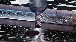 Hochwertige Komponenten, wie Motorspindeln, Steuerungen Spindellager oder Umrichter sorgen dafür, dass Werkzeugmaschinen präzise und effizient bearbeiten können. (Bild: Pixabay/gefrorene_wand)