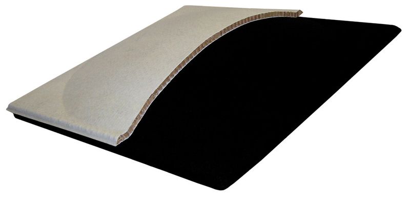 Thermoplastisch bindende Deckschichten in Wabenverbundstrukturen führen zu deutlich gewichts- und kostenreduzierten Bauteilen mit guten Biegesteifigkeiten. Die Bauteilumformung und die Kaschierung erfolgen im One-Shot-Verfahren. (Bild: TITK)