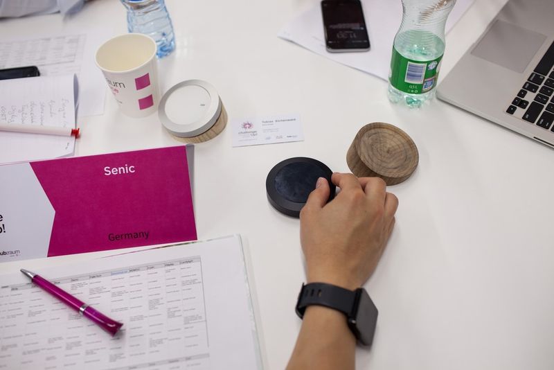 Senic aus Deutschland ist ein universelles Gerät für das Einwählen ins Internet der Dinge - zur Steuerung von intelligenten Leuchtmitteln, Schlössern, Thermostaten oder Lautsprechern mittels einfacher Gesten, ohne erst die Apps auf dem Smartphone durchsuchen zu müssen. (Intel)