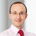 Titel, Name: Bruno Piacenza Geburtsjahr, -ort: 1965 in Paris, Frankreich Funktion: Mitglied des Vorstands Firma: Henkel AG & Co. KGaA      Ausbildung:Business School – HEC Paris (Hautes Etudes Commerciales)       Berufliche Laufbahn:        1989 Junior Consultant bei Bain & Company      1990-1992 Eintritt Henkel, verschiedene Positionen im Bereich Kosmetik/Körperpflege, Henkel Frankreich      1993-1995 Marketing Group Manager, Kosmetik/Körperpflege, Henkel Frankreich      1996-1997 Marketing Manager Körper- und Mundpflege sowie Duftgeschäft, Kosmetik/Körperpflege, Henkel Düsseldorf       1998 Marketing & Category Management Director, Kosmetik/Körperpflege, Henkel Frankreich      1999-2001 Marketing Director weltweites Haarpflegegeschäft, Henkel Düsseldorf      2002-2003 General Manager Kosmetik/Körperpflege, Henkel Italien und Griechenland     2004-2008 General Manager Kosmetik/Körperpflege, Henkel Frankreich     2005-2010 Corporate Senior Vice President Kosmetik/Körperpflege Asien/Pazifik & Südwesteuropa (2008 – 2010), und Europa/Afrika/Nahost (2007 – 2010) sowie Präsident Henkel Frankreich (2005 – 2010)     Jan. - Feb. 2011 Mitglied des Vorstands Seit März 2011 Mitglied des Vorstands, zuständig für den Unternehmensbereich Laundry & Home Care     Familienstand: verheiratet, zwei Kinder   (Bild: Henkel)