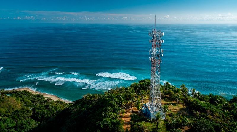 Mikrowellenstrecken gelten nicht mehr als Lückenfüller, sondern als präzise geplante Infrastrukturkomponente – das zeigt ein aktuelles Projekt im Golfraum mit 26 Kilometern Funkdistanz und stabilen Gigabit-Raten.(Bild:  Midjourney / KI-generiert)