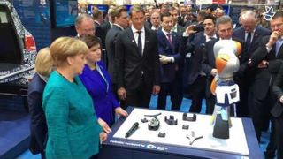 Hannover Messe 2017: Frau Merkel zum Messerundgang bei SCHUNK (YouTubePlayer_rm0Z4Wpx9P0_Vogel MaschinenMarkt)