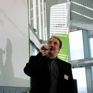 Begrüßung durch Moderator Stefan Evertz(Bild:  Katja Evertz, Cortex digital)