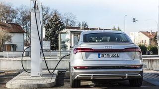 Das Ladenetz in Deutschland wächst auch ohne Subventionierung durch den Staat, führen die Kritiker des Deutschlandnetzes an.  (Bild: Audi )