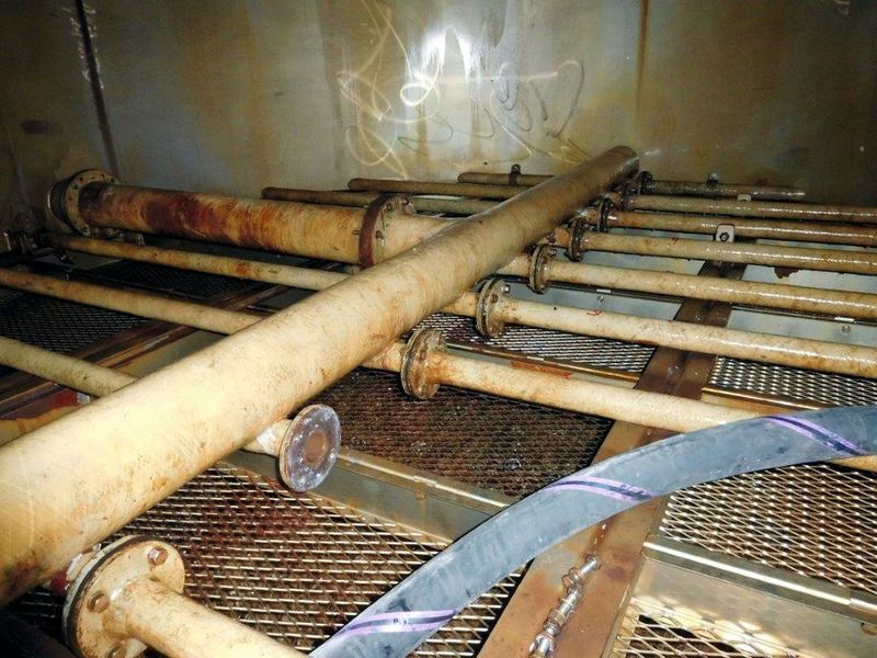 Vorher und nachher: Diese Bilder aus der Oberkammer der Prozessluftkühlanlage zeigen den Erfolg der Reinigungsarbeiten nach dem Endausspritzen deutlich. (Korinexan)