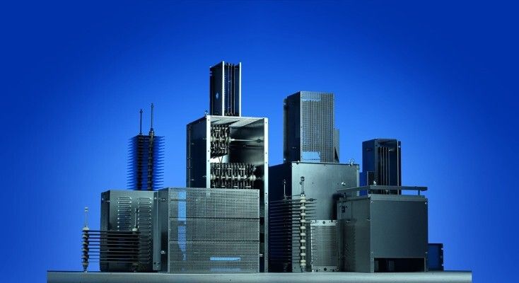 Stahlgitterfestwiderstände als Einzelelemente, die einbaufähig sind und daraus aufgebaute Stahlgitterfestwiderstandsgeräte in verschiedenen Schutzund Befestigungsarten. (Bild: Frizlen)