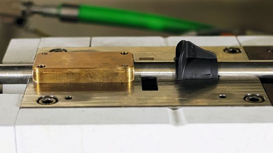 Hydroforming und Fliesspressen: Das Metallrohr und die thermoplastische Kunststoffkomponente werden gemeinsam erwärmt und in einem ebenfalls temperierten Werkzeug gemeinsam umgeformt.(Bild:  Fraunhofer IWU)