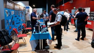 Auf der Schraubtec West informierten sich die Besucher u.a. über Schrauben, Schraubensicherungen und Schraubwerkzeuge.  (Bild: D. Quitter – VCG)