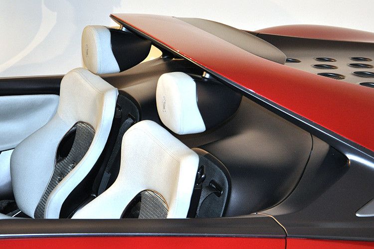 An vielen Stellen wird die Liebe zum Detail deutlich: Die Kopfstützen zum Beispiel sind an der Dachkante befestigt. (Foto: Thomas Günnel)