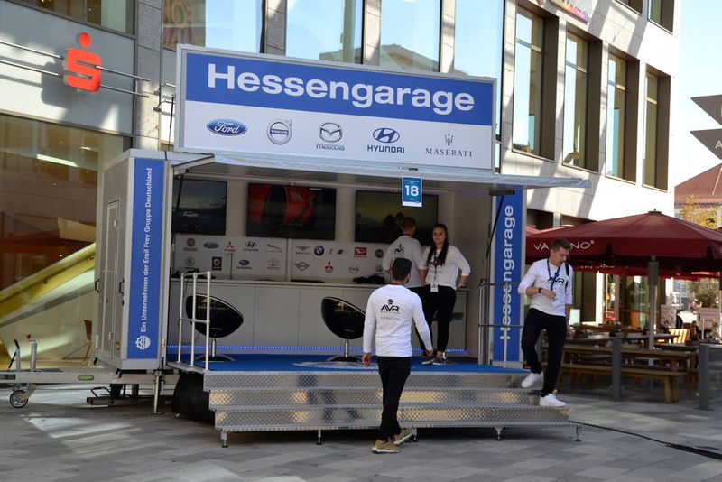 Erfahrungen mit virtuellen Techniken sammelt die Hessengarage schon seit Längerem: Sie setzt ihren mobilen VR-Trailer seit zwei Jahren aktiv auf den unterschiedlichsten Veranstaltungen ein. (Bild: Mauritz/»kfz-betrieb«)