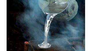 View of the manual casting process of a magnesium part. Apart from a few exceptions, the light metal actually leads a shadowy existence as an industrial material. However, researchers in Freiberg are now in the process of making magnesium much more attractive in terms of costs and sustainability. (Image:Metal Master)