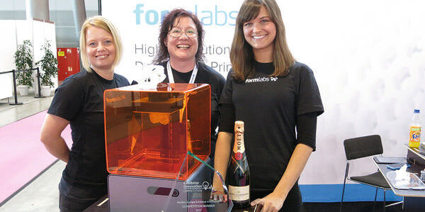 Strahlende Gesichter: Die Damen von Formlabs freuen sich über den Gewinn des 1. Innovationswettbewerbs der Medtec-Aussteller für ihren 3D-Drucker. (Bild: Reinhardt)