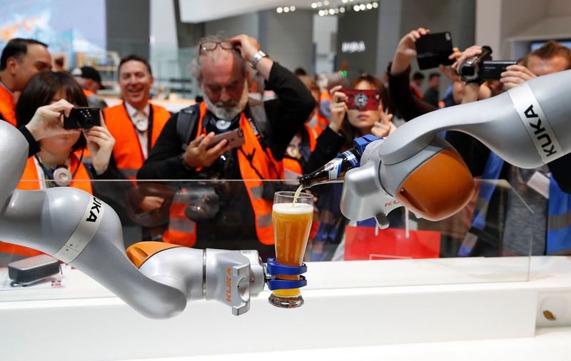 Presse-Highlight-Tour am 22. April 2018: KUKA, Halle 17, Stand G04 (Bild: Deutsche Messe)