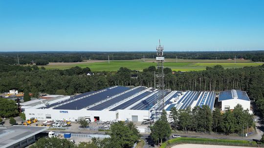 Am Standort Emsbüren entwickelt und produziert die 1968 gegründete Hermann Paus Maschinenfabrik ihre Maschinen und Fahrzeuge. Ein ERP-System vernetzt die Prozesse über alle Geschäftsbereiche hinweg.(Bild:  Hermann Paus Maschinenfabrik)