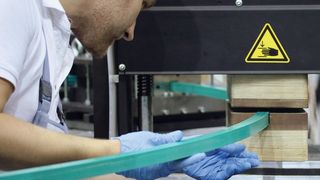 Fertigung gebogener Faserverbund-Profile: Herzstück der Radius-Pultrusions-Anlage ist das bewegliche Werkzeug, das sich Stück für Stück über das zu fertigende Profil bewegt. (Fraunhofer-IWU)