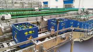 Bei Tipteh in Slowenien erkennen die Scanner, ob sich alle Flaschen im Kasten befinden und darüber hinaus auch, ob es sich dabei um die richtigen Flaschentypen handelt. (Micro-Epsilon)