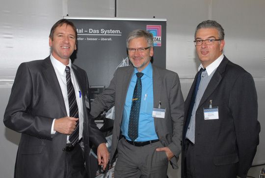 Ralf Schneider (Mitte) und Henno Hinder von Rittal diskutieren mit EP-Chefredakteur Johann Wiesböck ihre aktuellen Kühllösungen. (Archiv: Vogel Business Media)