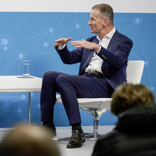 „Unsere Verkäufe weltweit stehen“, klagt Volkswagen-Chef Herbert Diess. „Unsere Verkäufe weltweit stehen“, klagt Volkswagen-Chef Herbert Diess.