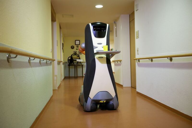 Der Roboter bringt ein Getränk zum Aufenthaltsraum des Altenheims (Archiv: Vogel Business Media)