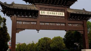 Brennstoffzellen-Fahrzeuge auf chinesischen Straßen. Was noch eine Seltenheit ist, soll sich laut der chinesischen Regierung schnell ändern: Bis 2030 plant man, eine Million Wasserstoff-Autos auf die Straße zu bekommen. (Mercedes-Benz Cars)