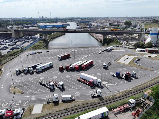 Duisports neu eröffneter Lkw-Parkplatz mit intelligentem Parksystem entlastet Wohngebiete und sorgt für effizientere Verkehrssteuerung im Hafen.(Bild:  Duisport)
