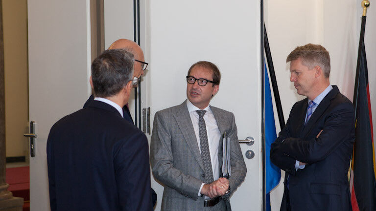 Bundesminister Alexander Dobrindt (2. v. r.) im Gespräch (Foto: BMVI)