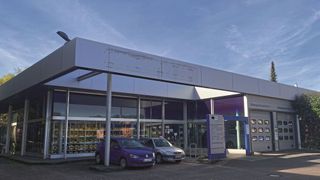 Es war einmal ein Ford-Store: Nach dem Verkauf an einen Investor steht die ehemalige Lüttgen-Autohausimmobilie leer. Geplant ist, diese abzureißen. (Bild: Markus Lüttgen)