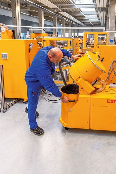 Das Gehäuse des Esta-Hochvakuumsaugers Whispersog lässt sich abkippen. So können die gesammelten Kunststofffaserreste sortenrein recycelt werden. (Bild: Esta)