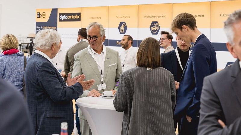 Viele prominente Führungskräfte aus dem Autohandel und der Industrie nutzten die Automotive Business Days, um zu netzwerken und sich aktuelle Brancheninfos zu holen – hier (Mitte) Burkhard Weller, geschäftsführender Gesellschafter der Wellergruppe. Er hatte außerdem zu feiern, holte sich sein Unternehmen doch den Gesamtsieg beim Automotive Business Award, Kategorie Vertrieb. (Stefan Bausewein)