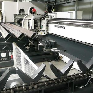 Die Einlaufseite der Mazak 3D Fabri Gear 300; per Kran werden die Rohre auf den Kettenförderer gelegt, die Rohrzuführung zur Maschine passiert dann automatisch.
