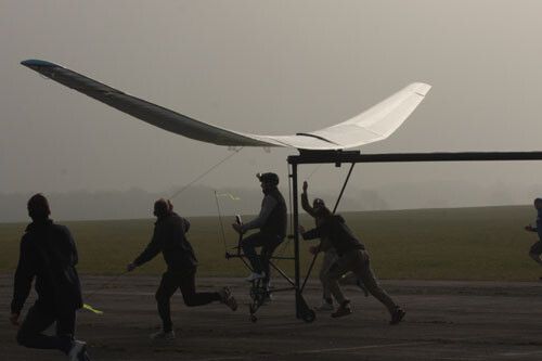 Das Team des Erfinders stützt das Pedal-Flugzeug auf dem Weg zu seinem ersten Flug. (Bild: BBC / Arthur Willmer)