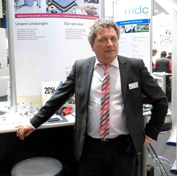 Neben den Bebro-typischen Angeboten als EMS-Anbieter stellt Vertriebsleiter Peter Sommer auf der Medica auch die Kunststoffverarbeitung als erweiterten Teil der angebotenen Prozesskette vor. (Reinhardt)