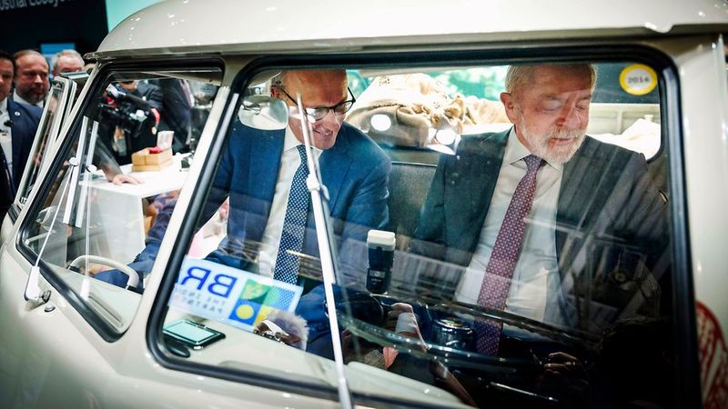 Bundeskanzler Merz und Präsident Lula überzeugten sich bei einem Messerundgang von den vielfältigen Exponaten – unter anderem in Bereichen der E-Mobilität, Robotik, KI.(Bild:  Bundesregierung/Jesco Denzel)