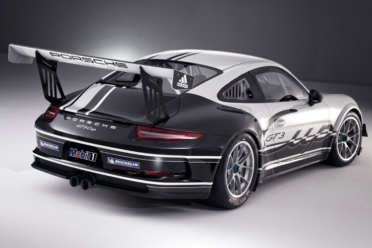 DIe Neuauflage des seriennahen GT-Rennwagens ist mit Überrollkäfig, Rennschalen-Sitz und einer Rettungsluke im Dach ausgerüstet. (Foto: Porsche)