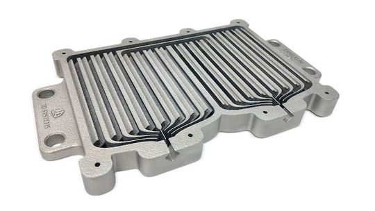 Ausschnitt aus einem per Additiver Fertigung optimierten flüssigkeitsgekühlten Wärmetauscher, der ohne Stützstrukturen auf dem DMP Flex 350 Dual von 3D Systems mit Laserform ALSi7MG0.6 (A) gedruckt wurde. Er nimmt nun 83 Prozent weniger Platz ein und besteht aus 97 Teilen weniger.(Bild:  3D Systems)