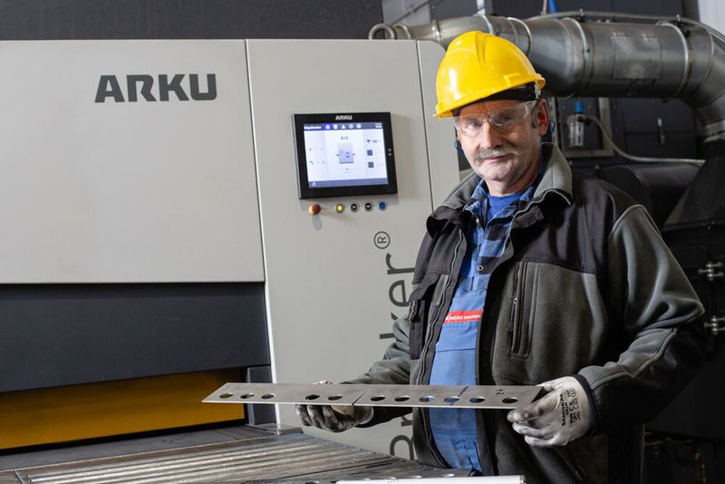 Die Arbeit mit der Entgratmaschine statt mit Winkelschleifern bedeutet für die Beschäftigten von Instytut Mechaniki eine deutliche Erleichterung. (Bild: Arku)