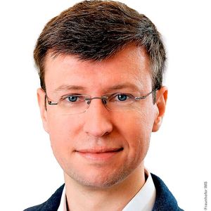 Prof. Dr.-Ing. Karsten Seidl ist seit Oktober 2018 Geschäftsfeldleiter Health am Fraunhofer Institut für Mikroelektronische Schaltungen und Systeme (IMS) und Professor für Mikro- und Nanosysteme für die Medizintechnik an der Universität Duisburg-Essen. Er beschäftigt sich mit der Entwicklung von smarten Sensorsystemen für medizinische Implantate, für die In-vitro-Diagnostik der nächsten Generation und für nicht-invasive Healthcare Anwendungen. Seit 2016 ist er Co-Sprecher des DGBMT Fachausschusses „Aus- und Weiterbildung – BMT im Studium“ und seit 2021 Sprecher des Fachausschusses „Mikro- und Nanosysteme“.(Bild:  Fraunhofer IMS)