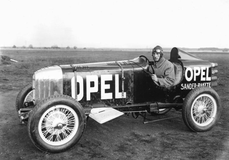 Erstes Raketenauto der Welt: Opel RAK 1, am Steuer Opel-Ingenieur und-Rennfahrer Kurt Volkhart. (Opel Automobile GmbH)