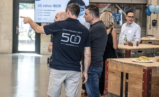 Für Manuel Meier (Inhhaber und CEO der IBOR AG, links im Vordergrund) sind gut ausgebildete und hoch motivierte Mitarbeitende ein Schlüsselfaktor.(Bild:  IBOR AG)